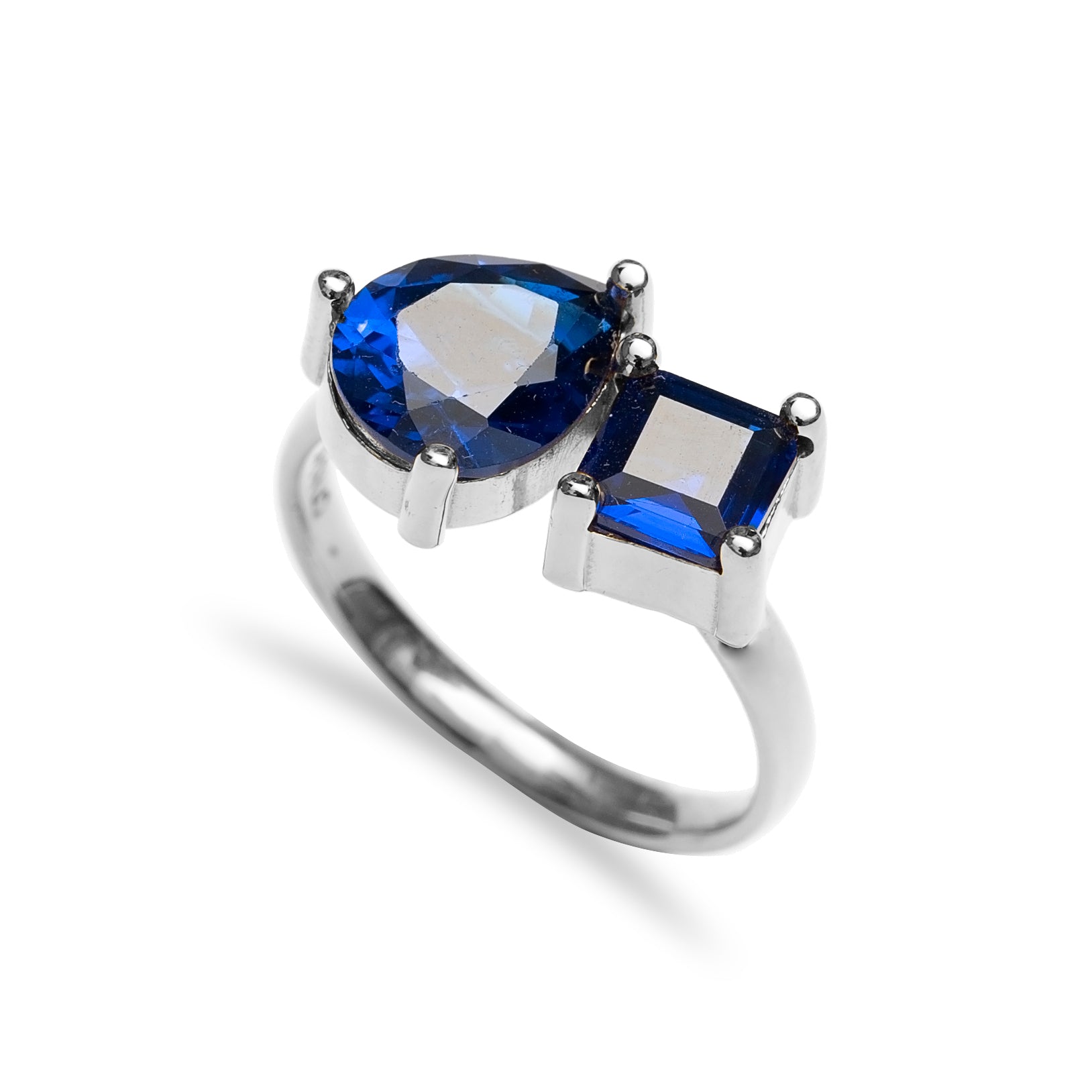 KISSING RING TOI MOI